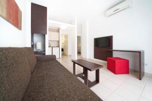 TV a/nebo společenská místnost v ubytování LABRANDA Bahía Fañabé & Villas + 37 fotografií