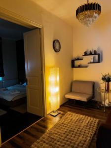 ein Zimmer mit einem Schlafzimmer, einem Bett und einer Lampe in der Unterkunft Vila Relax Cotroceni in Bukarest