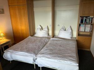 1 dormitorio con 1 cama con 3 almohadas en Haus Elisabeth Top 105, en Krimml
