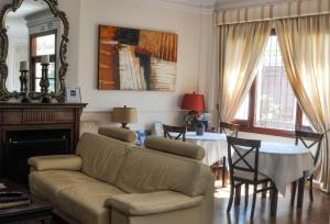 ein Wohnzimmer mit Sofa und Tisch in der Unterkunft Hotel Central Boutique in Marbella