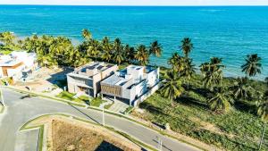an aerial view of a building next to the ocean at Casa Waua | PÉ NA AREIA, rooftop, borda infinita in Barra do Camaragibe