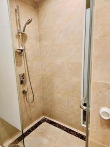 eine Dusche mit Glastür im Badezimmer in der Unterkunft Espana condo resort pattaya by Nongying in Jomtien Beach