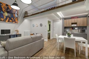 Nhà bếp/bếp nhỏ tại St Elizabeth Loft Apartments by Mamo Florence