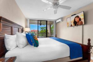 Un dormitorio con una cama y un ventilador de techo. en Kona Pacific D622, en Kailua-Kona 30 fotos más