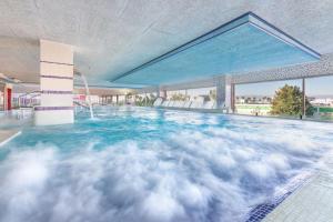 The swimming pool at or close to Alexandre FrontAir Congress