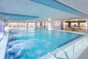 The swimming pool at or close to Alexandre FrontAir Congress