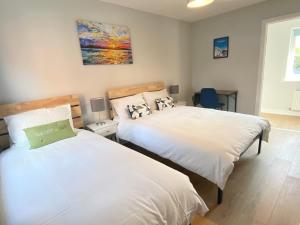 Postel nebo postele na pokoji v ubytování 2 Bedroom Flat near Redhill train station, easy access to Gatwick & London
