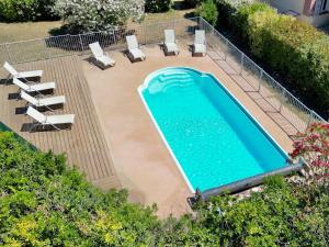 an overhead view of a swimming pool with chaises and chairs at Les tamaris in La Londe-les-Maures