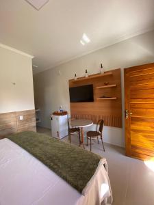 Μια τηλεόραση ή/και κέντρο ψυχαγωγίας στο Pousada Villa Chalé