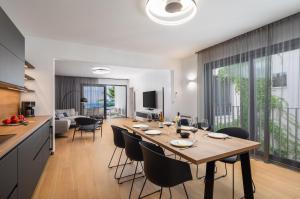 a kitchen and dining room with a table and chairs at Paoma Lux Beach Suites in Podstrana