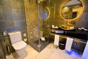 Koupelna v ubytování Design Plus Bex Hotel + 37 fotografií