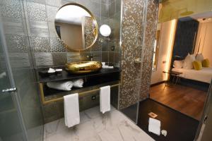 Koupelna v ubytování Design Plus Bex Hotel