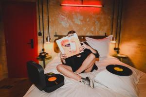 Letto o letti in una camera di Dave Red Athens, a member of Brown Hotels