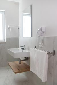 Koupelna v ubytování Hotel Diadema + 37 fotografií