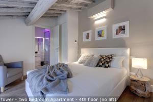 Giường trong phòng chung tại St Elizabeth Loft Apartments by Mamo Florence