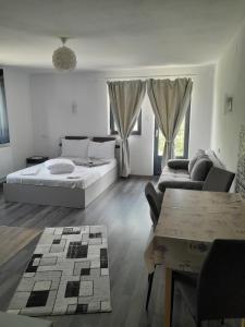 Una cama o camas en una habitación de Apartamente Ambrus Praid