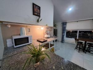 TV a/nebo společenská místnost v ubytování MrLee Dalat House