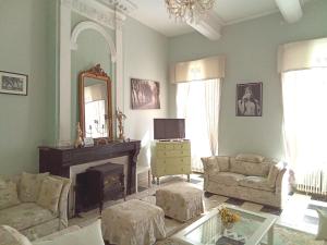 a living room with a fireplace and a mirror at Occ34 - Capestang - Villa Quinlan in Capestang