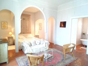 a living room with a bed and a couch at Occ34 - Capestang - Villa Quinlan in Capestang +36 photos