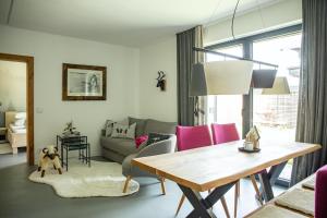 Loder Lodge tesisinde bir oturma alanı