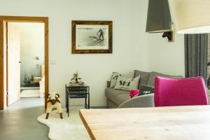 Loder Lodge tesisinde bir oturma alanı
