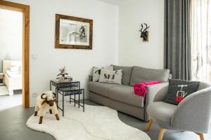 Loder Lodge tesisinde bir oturma alanı