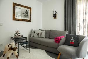 Loder Lodge tesisinde bir oturma alanı