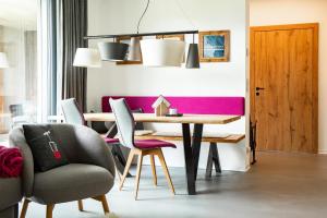 Loder Lodge tesisinde bir oturma alanı