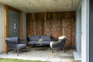 Loder Lodge tesisinde bir oturma alanı