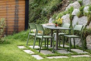 Loder Lodge tesisinin dışında bir bahçe