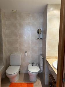 a bathroom with a white toilet and a sink at Lindo piso residencial en salou centrico in Salou