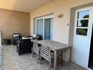 a living room with a wooden table and chairs at Lindo piso residencial en salou centrico in Salou +17 photos