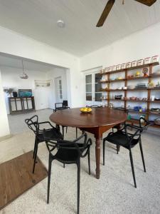 une salle à manger avec une table et des chaises en bois dans l'établissement Casa de pueblo, à Cañada Rosquín