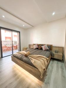 Uma área de estar em Condo in marrakech with pool