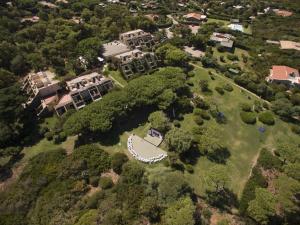 an aerial view of a mansion with a large yard at UNAHOTELS Club Hotel Ancora in Stintino