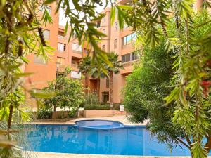 um prédio com piscina em frente a um prédio em Condo in marrakech with pool em Marraquexe