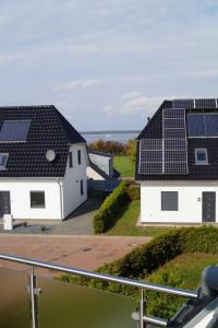 ゲーレン・レビンにあるVilla Waterfront am Seeの屋根に太陽光パネルを敷いた二軒家