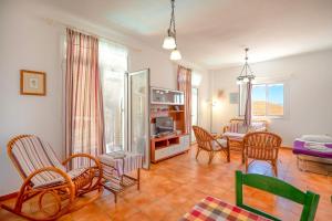 Χώρος καθιστικού στο Takis House +43 φωτογραφίες