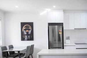 Η κουζίνα ή μικρή κουζίνα στο A Private Hideaway with Large Backyard and CarParks