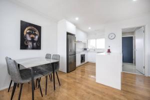 Η κουζίνα ή μικρή κουζίνα στο A Private Hideaway with Large Backyard and CarParks