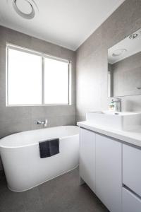 Ένα μπάνιο στο A Private Hideaway with Large Backyard and CarParks