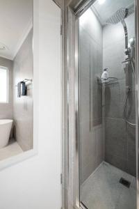 Ένα μπάνιο στο A Private Hideaway with Large Backyard and CarParks