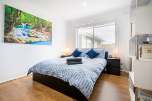 Ένα ή περισσότερα κρεβάτια σε δωμάτιο στο A Private Hideaway with Large Backyard and CarParks