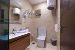 Bagno di Zahira Pyramids View