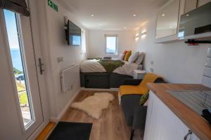 a small room with a bed and a kitchen at Hut on the Hill in Aird of Sleat