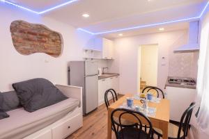 a living room with a table and a couch and a kitchen at La Casetta in Comacchio