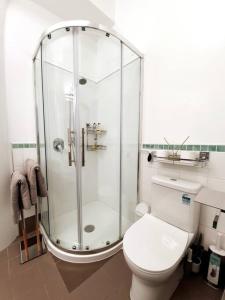 ein Badezimmer mit Glasdusche und Toilette in der Unterkunft BRAND NEW! Modern amazing 1Bed - Princes Wharf in Auckland + 33 Fotos