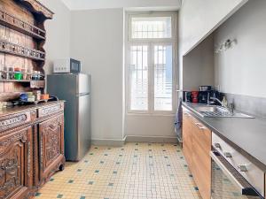 una cocina con frigorífico y fregadero en Apartment Le Jardin, en Carcassonne 23 fotos más