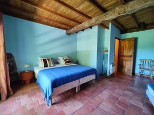 Una cama o camas en una habitación de Maison Littré - Piscine chauffée - Au calme entre vignes et forêt 37 fotos más