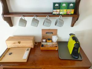 Una mesa con un secador de pelo y cajas encima. en Appartamento Pagal, en Pietrasanta